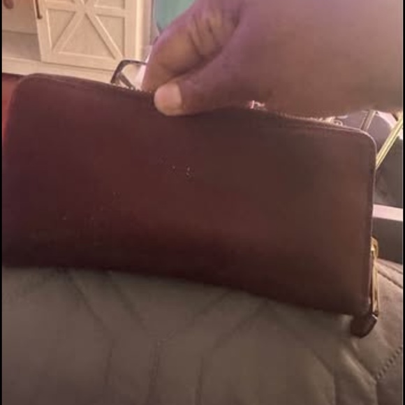 Ralph Lauren large burgundy wallet made with vinyl on the outside and real leath - Picture 8 of 9